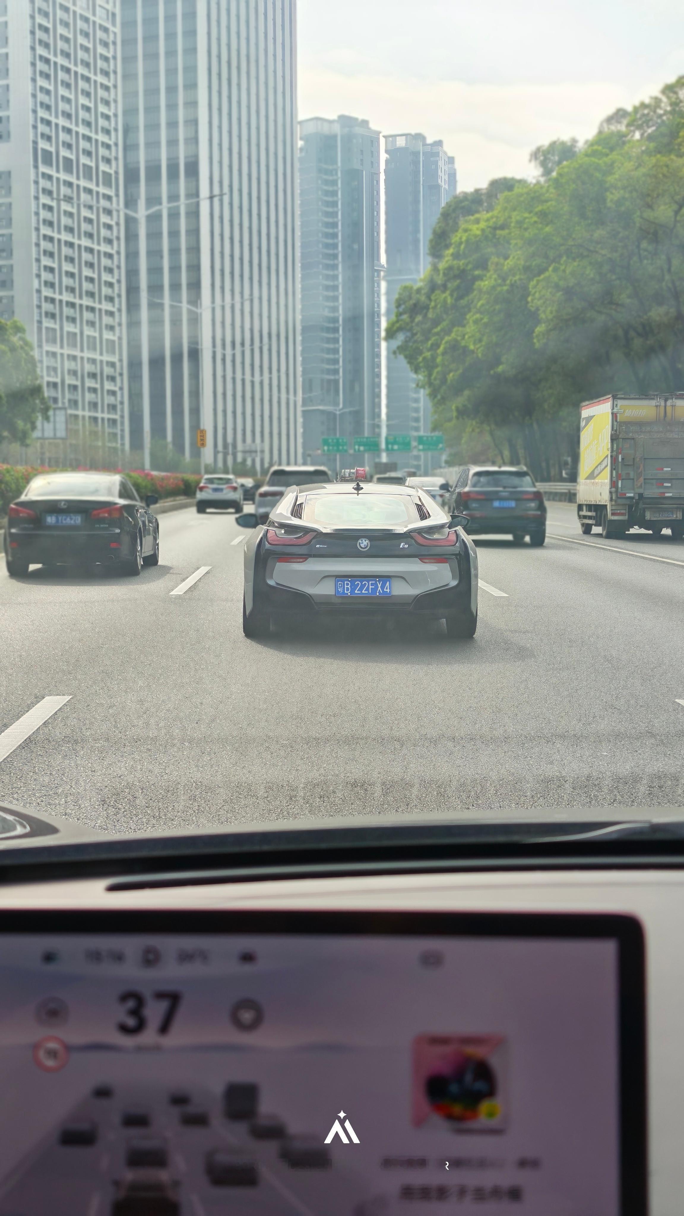 这么多年了，这台车的设计依然前卫，宝马其实是有设计的 深圳·塘朗山郊野公园