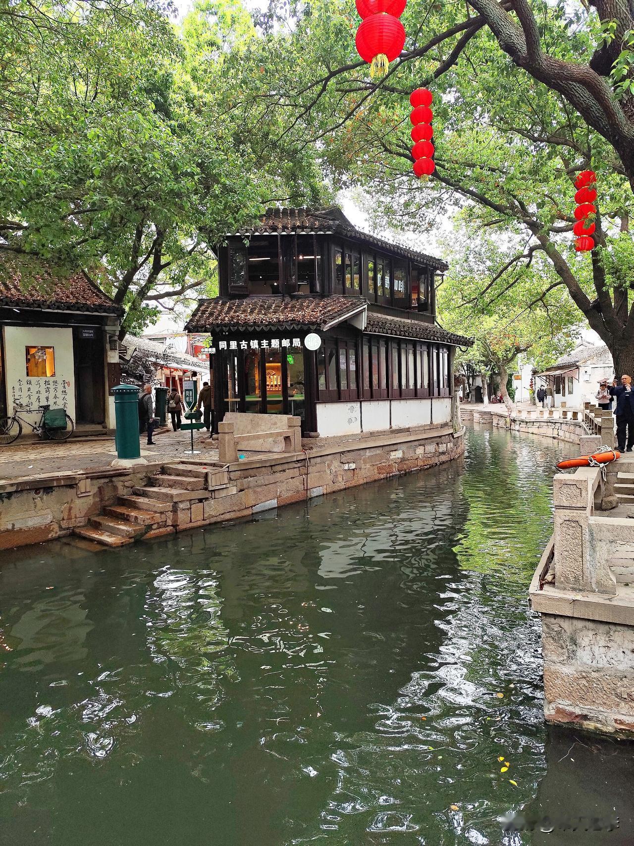 镜头中的同里古镇。
同里古镇位于江苏省苏州市吴江区，地理位置毗邻太湖和大运河，堪