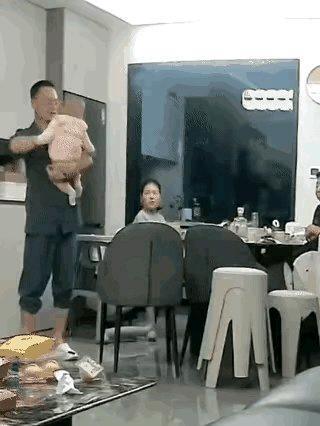 宝宝重重摔地大人抱小孩必须时时刻刻加小心，因为孩子好动，或冷不丁就有情绪激动时，