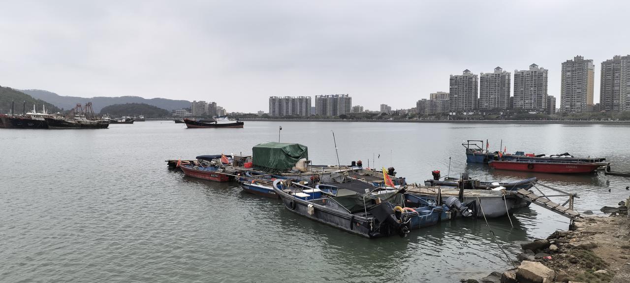 在汕尾待了一天，住了一晚。
为了吃当地的美食小吃，菜粿，我骑共享电车3公里跑到了