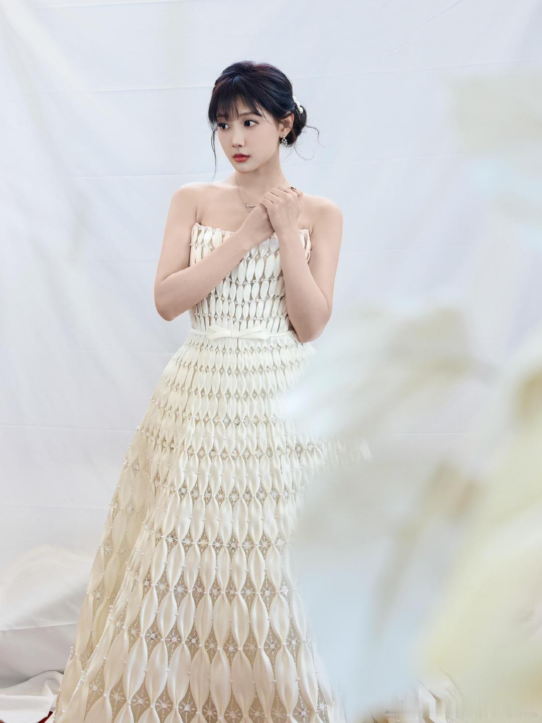 李艺彤看浪姐7直播很刺激李艺彤看浪姐像坐过山车李艺彤追浪姐7直播，全程屏息，直呼