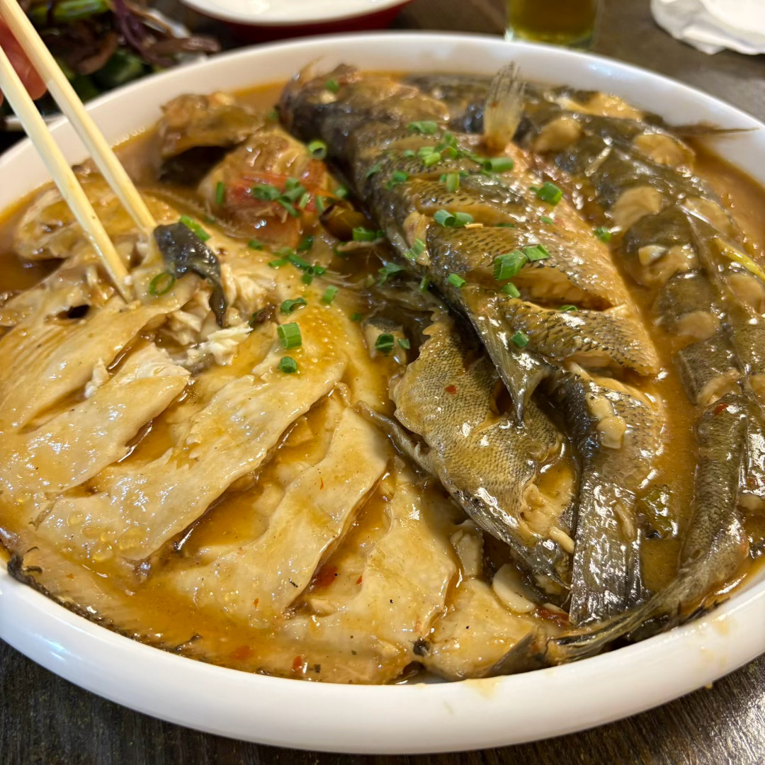 在丹东吃水饺🥟酸白菜猪肉馅的还有黄蚬子和家常杂鱼（55，56元）小凉菜拼盘没拍