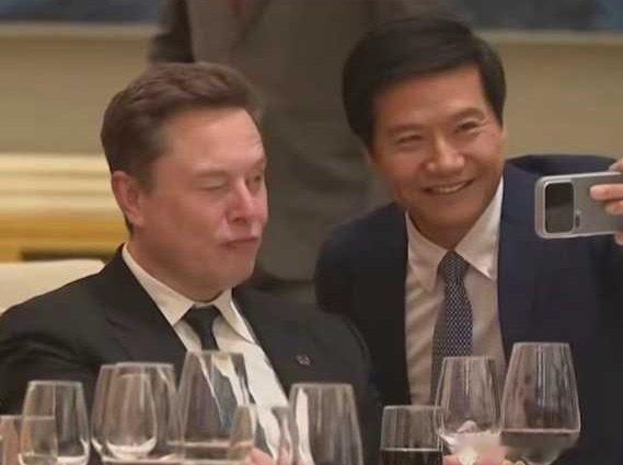这两个人还甜蜜上了