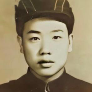 1950年11月，志愿军排长郭忠田无视上级命令，弃守高地，修筑假阵地，同时放走美