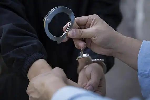 警察或协助执法的辅警在运用手铐等约束性警械时，务必严格遵循规则：

抓获违法犯罪