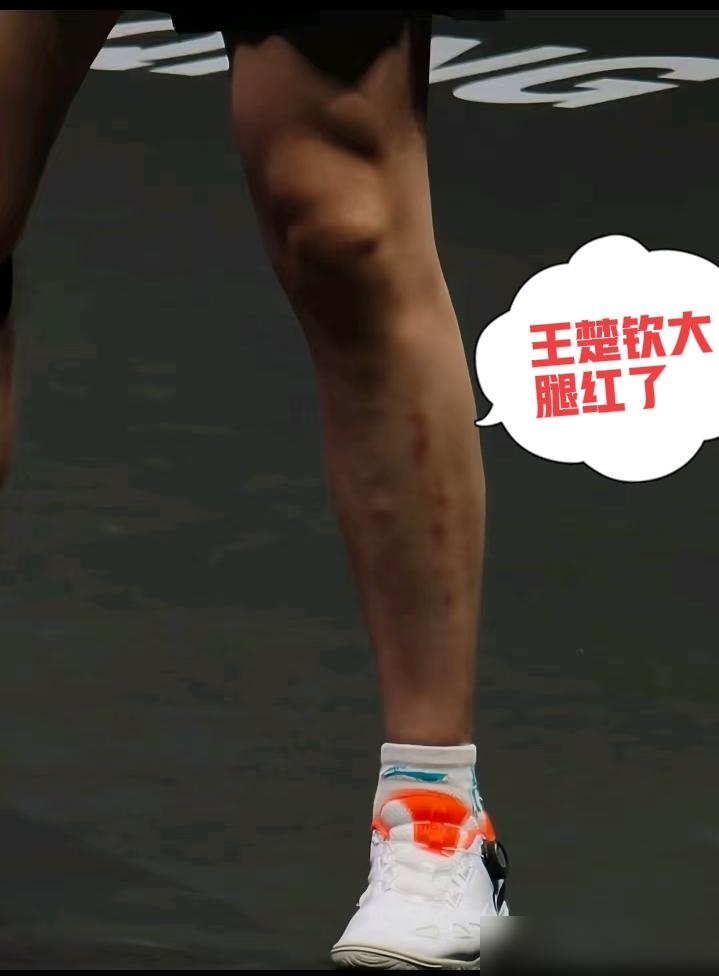 王楚钦：在重庆吃饭，比打世乒赛还难。
赛后采访时，他盯着重庆菜皱起眉：“每道菜