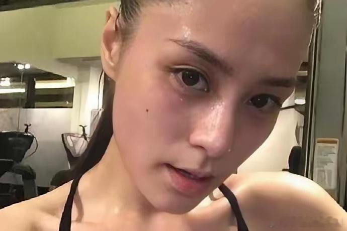说实话，一开始看到阿娇瘦了10斤我没什么感觉，毕竟明星胖胖瘦瘦挺平常的。直到刷到