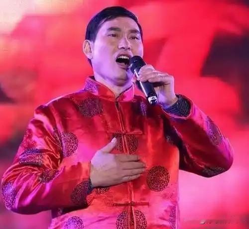 大衣哥朱之文，当年穿着军大衣在舞台上一唱成名，从普通农民变成全国知名的歌手，确实