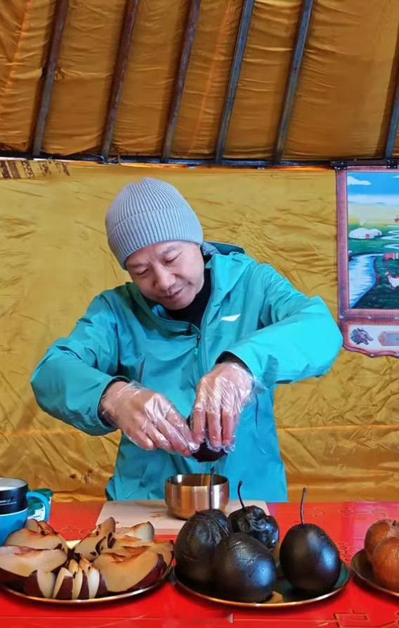 雷军吃冻梨被冻出表情包  不懂就问，这冻梨好不好吃？广东人不去北方，有什么办法可