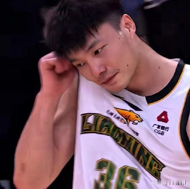 今晚辽宁男篮与广州龙狮男篮打第27轮的比赛
3月18日也就是今天晚上7点35分辽