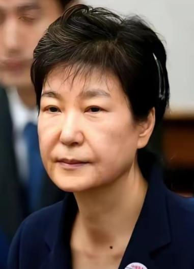 韩国政坛，真是杀疯了。

尹锡悦刚被法院一审判了无期徒刑，同一天，74岁的朴槿惠