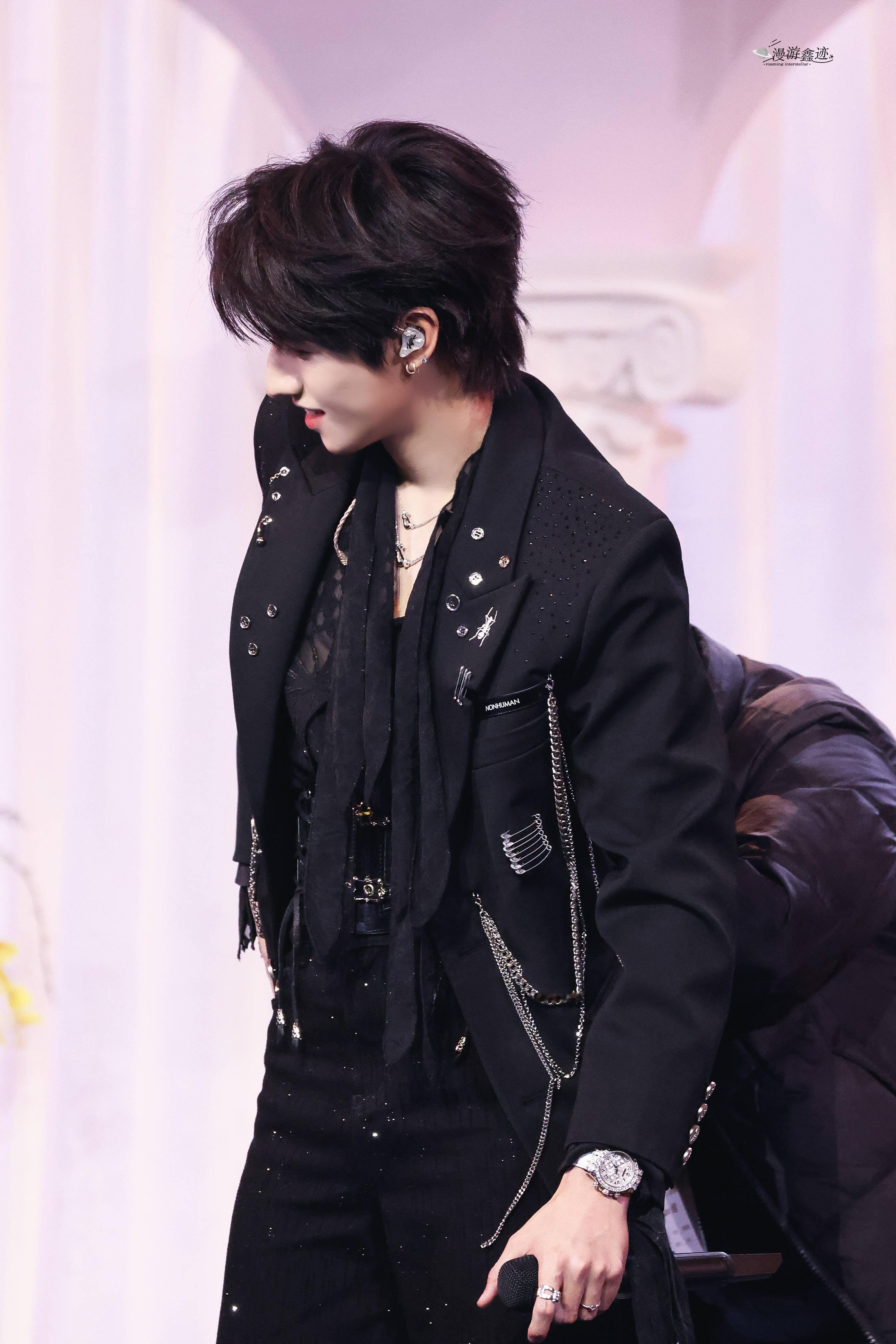 朱志鑫 劳力士 嚯 ！造型配置已经到了满钻劳力士这个段位 ，05 后的翘楚力量已