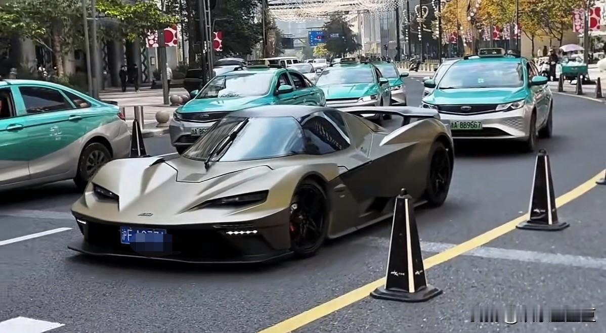 你在国道、高速上见过超跑吗？超跑上高速怎么样？
只要上了牌、手续全，超跑和普通家