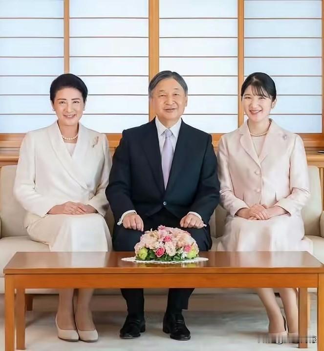 新的一年来了，这一家子人，也出来露露脸，通过这一家人的长相和气质来看，表面上看都