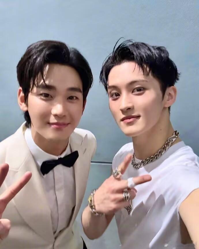金秀贤李马克合照 金秀贤与NCT李马克合照 