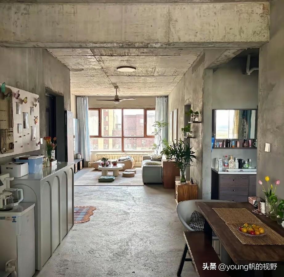 原来未精装修的毛坯房其实也可以布置的挺温馨的。有网友在网上晒出了他们直接入住的毛