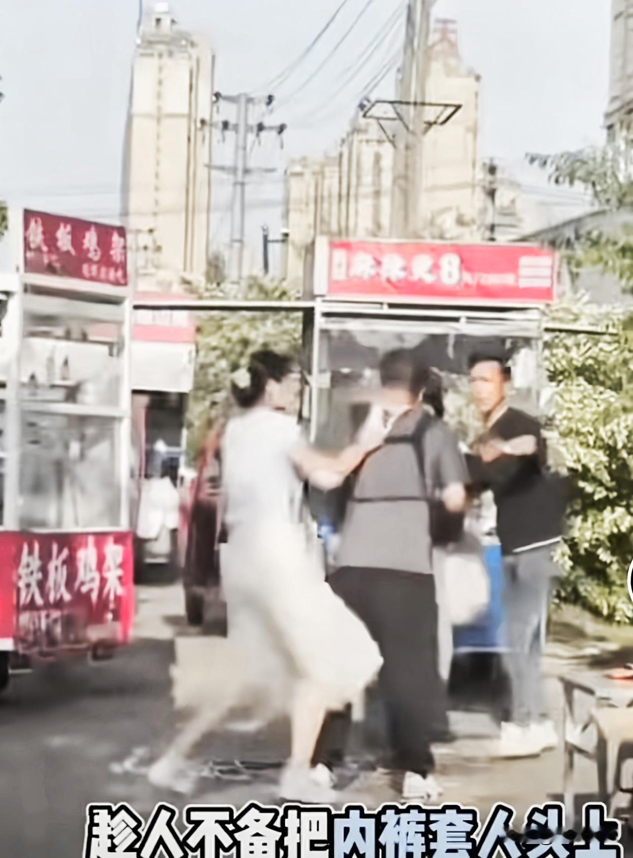 太恶心了，太让人不可思议了，必须严惩。
安徽一女子因为吵架，把一条还带着经血的内