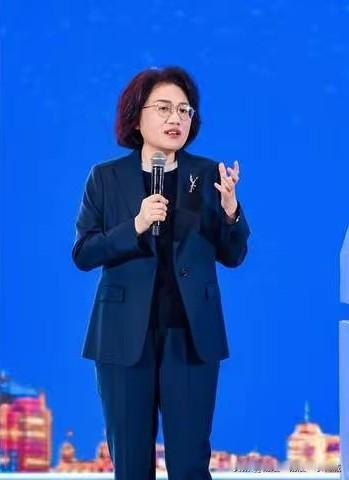炸穿封锁！摩尔定律死磕“房子”，韬定律巧赢“路”，中国半导体终于两条腿走路华为韬
