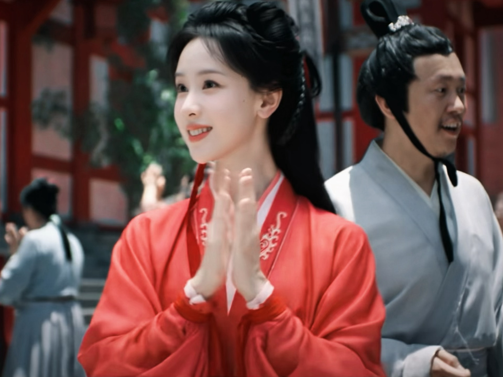 陈都灵红衣造型 好娇俏，演少女完全符合，一点也没有违和的感觉 