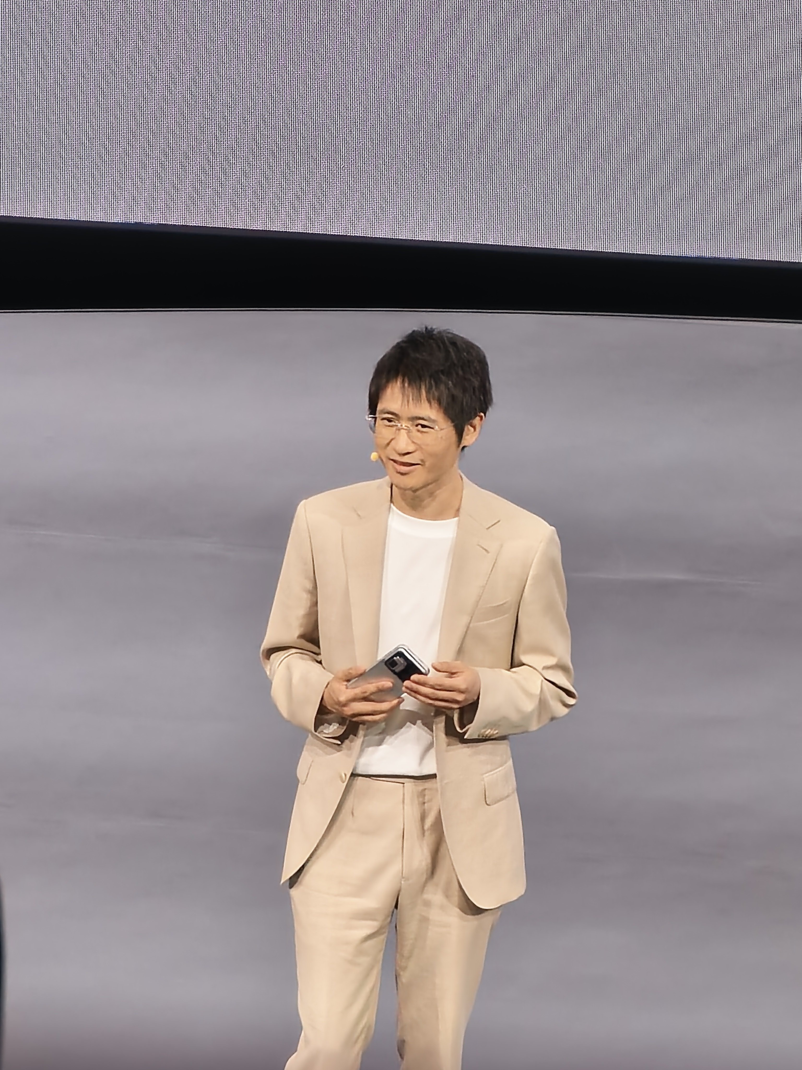 荣耀robotphone 发布会现场，韩寒惊喜现身 广州·大湾区体育馆