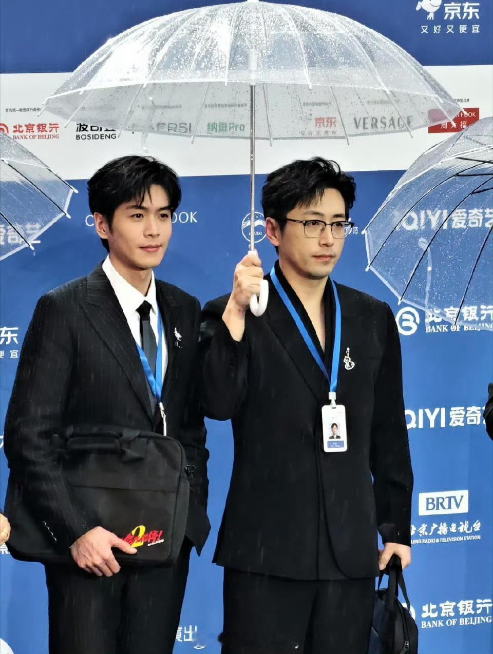 白客给张若昀打伞北影节红毯名场面好暖心～《年会不能停2》剧组同框亮相，白客全程贴