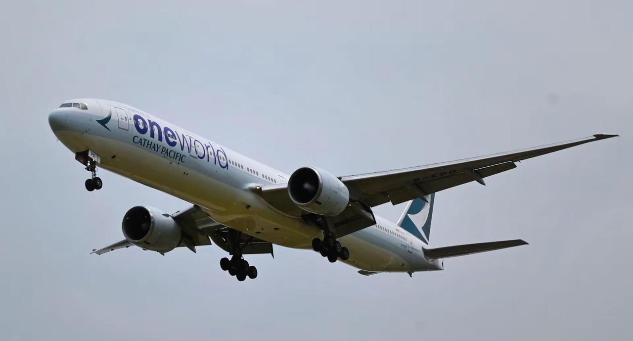 国泰航空寰宇一家涂装波音777-300er降落首都机场，第一次和国泰航空距离这么
