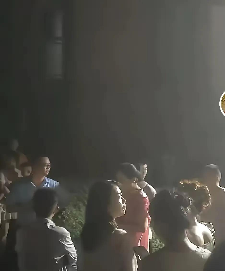 电梯从32楼直坠负二楼，想想都腿软！四川南充这事儿真让人冒冷汗。

四个大活人困