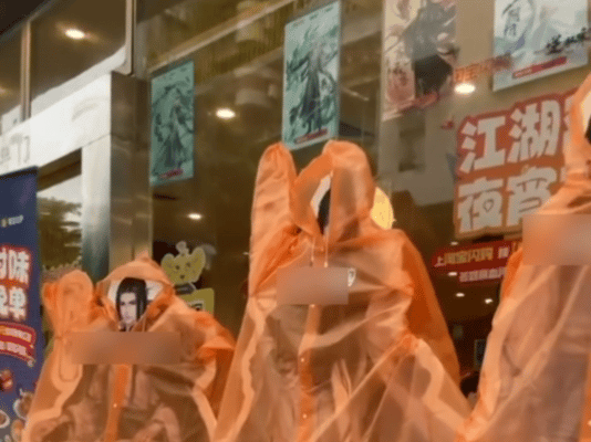 侠缘立牌在深圳穿上雨衣了深圳连绵雨季氛围感拉满，逆水寒侠缘立牌贴心披上雨衣。温柔
