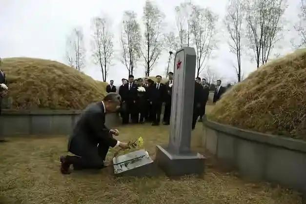 王毅单膝跪地向志愿军先烈献花！