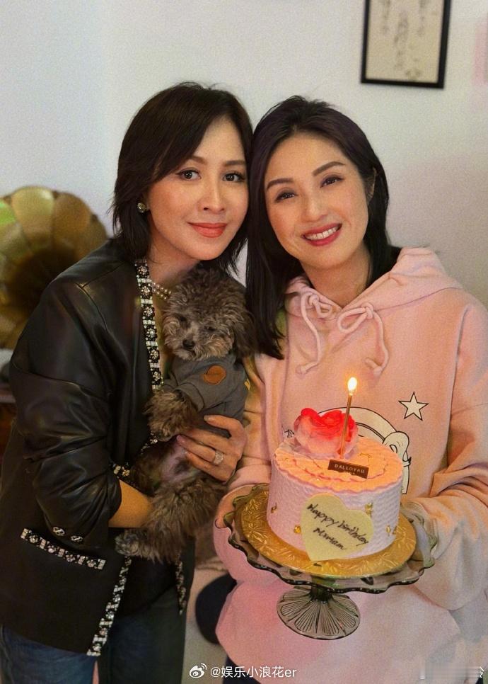 刘嘉玲为杨千嬅庆生 “Happy birthday dear 🎂🥂❤️ ” 