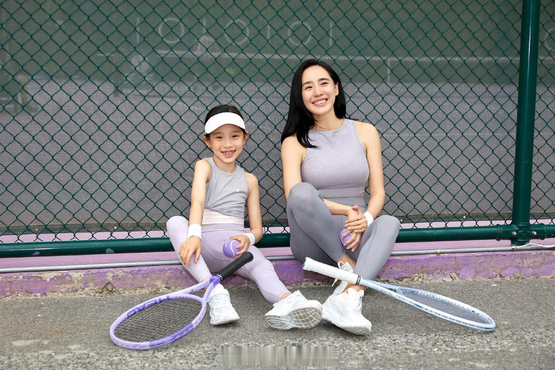 王智带女儿打网球 亲子穿搭满分！跪求王智出一期教程，这审美从小就要给女儿拉满。 