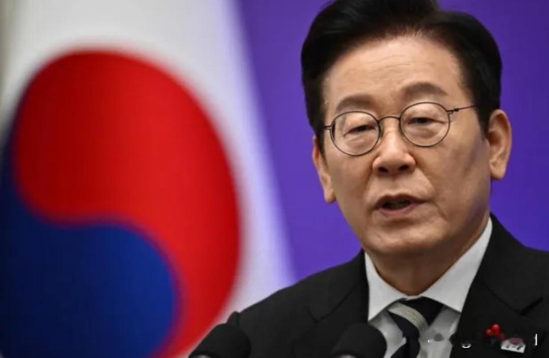 韩国总统李在明被记者追问"是否在中日冲突中支持日本"，这哥们儿直接来了手太极推手