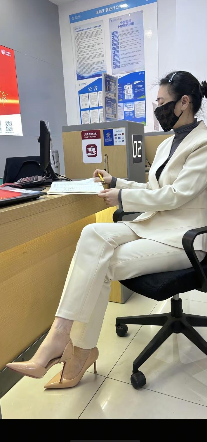 认真工作的少妇[比心][比心][玫瑰][玫瑰]