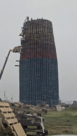 这些人在建什么东西？好像也没有用水泥，直接就干垒起来了，而且又垒了这么高，目测至