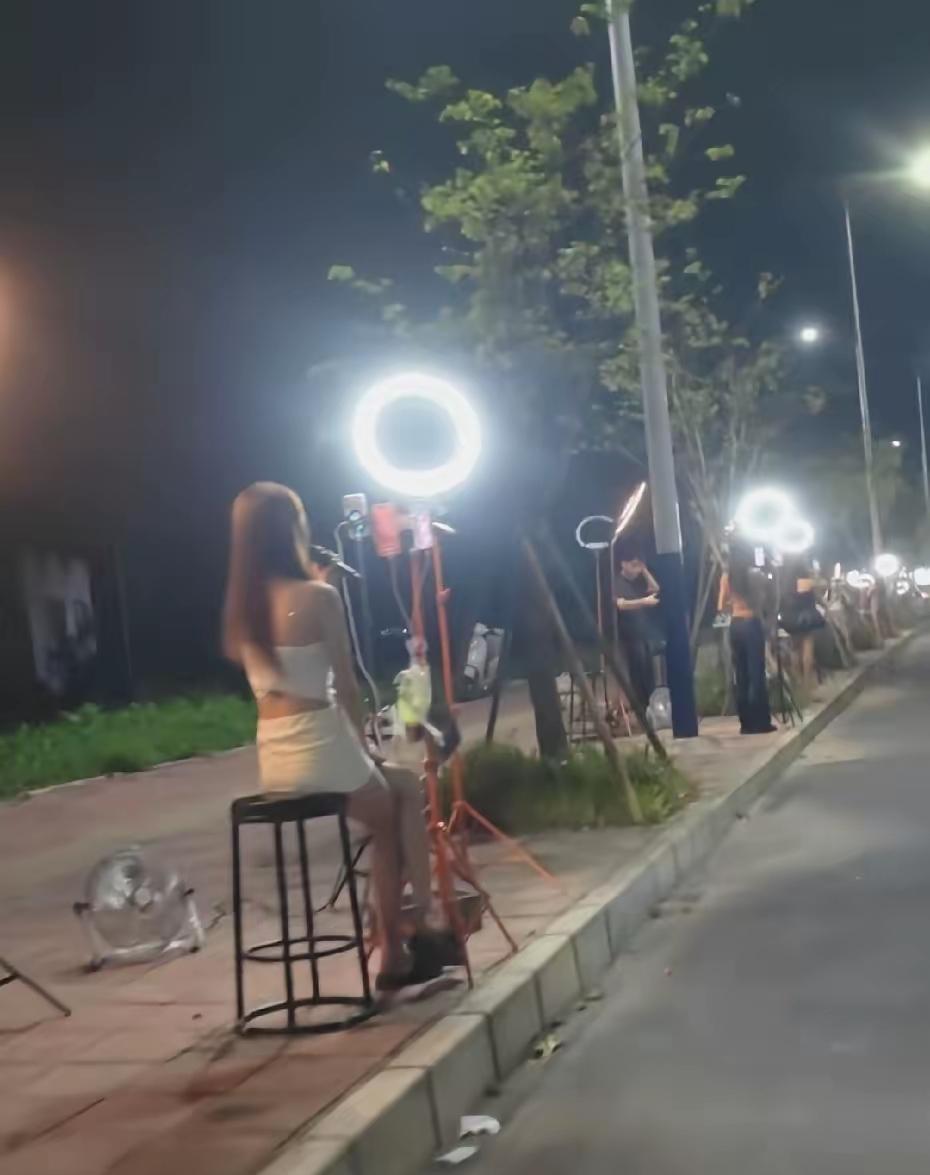 直播一条街，不知道一晚上直播七八个小时，一天能够有多少收入，反正我从来没有给任何