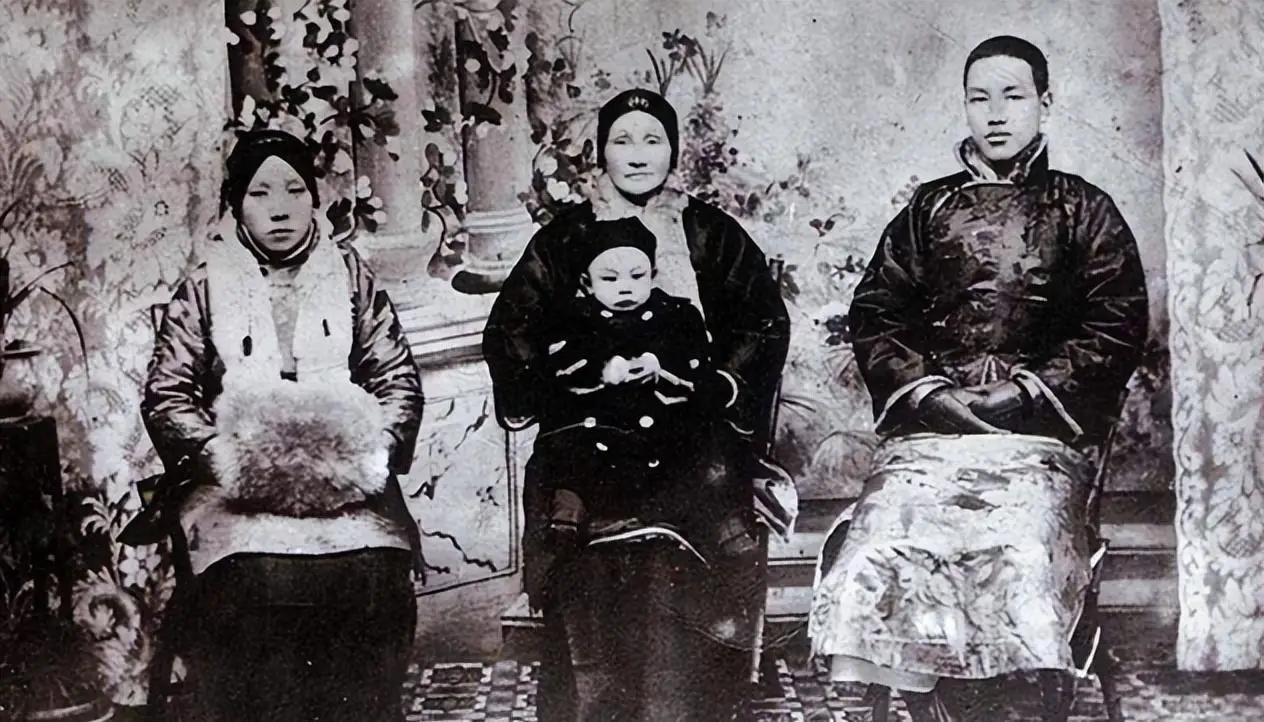 她是清末寡妇尼姑，难耐寂寞半路还俗嫁人，生下一子祸害中国至今

1886年六月，