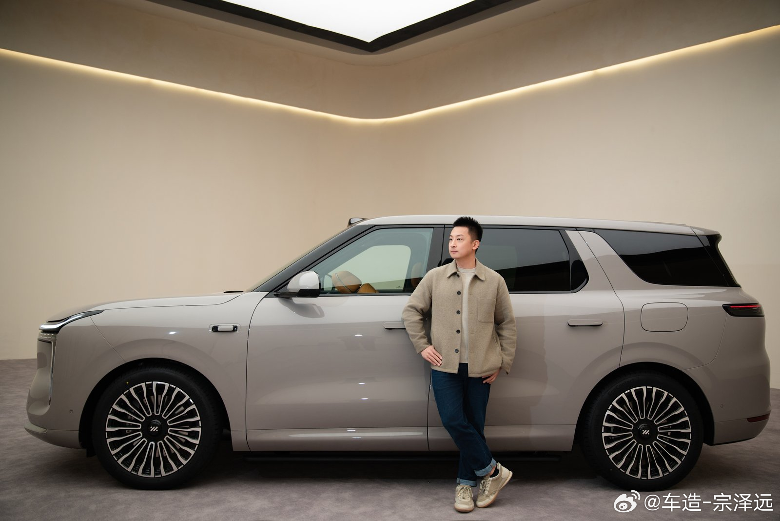 拍完智己LS8之后我觉得这个就是今年30万内混动SUV的标准答案了，你能想到的配