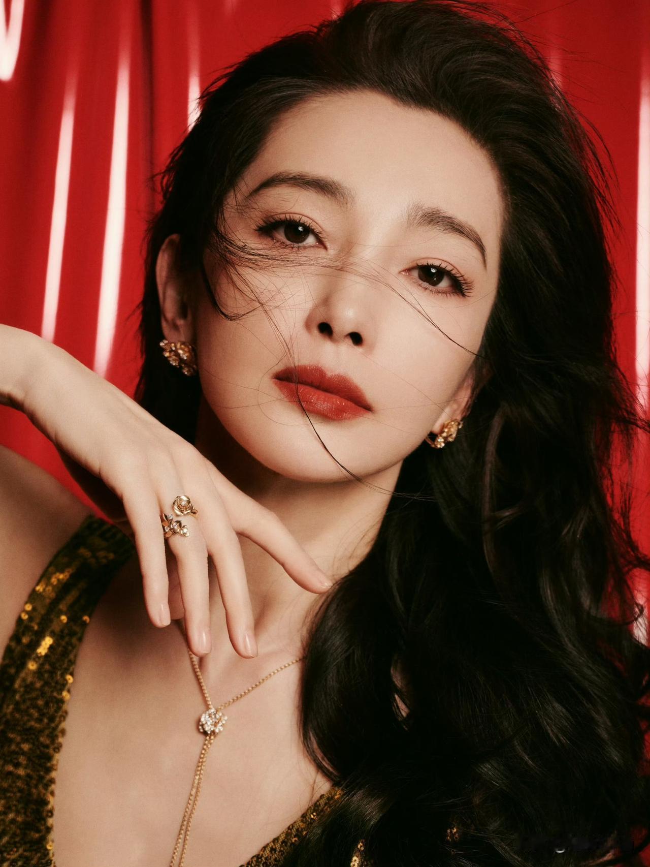 52岁李冰冰的状态，直接打败了30多岁的我！你看，她这照片根本分不出哪是精修图，