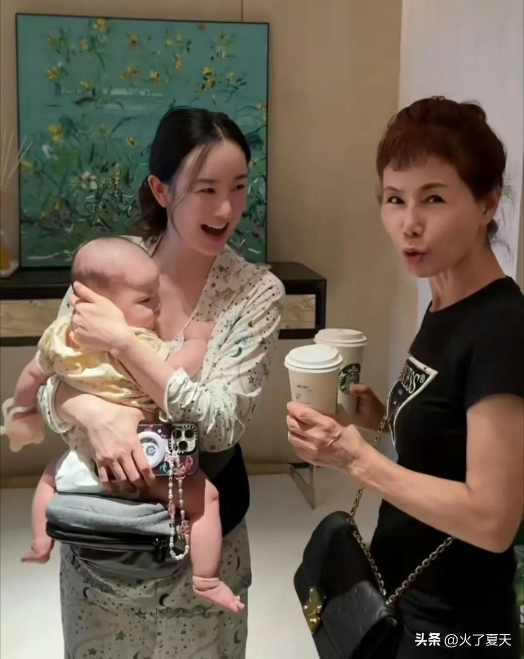 张檬婆婆从韩国来看孙子，奶奶抱Dylan一脸慈爱，见面礼是金子 ​