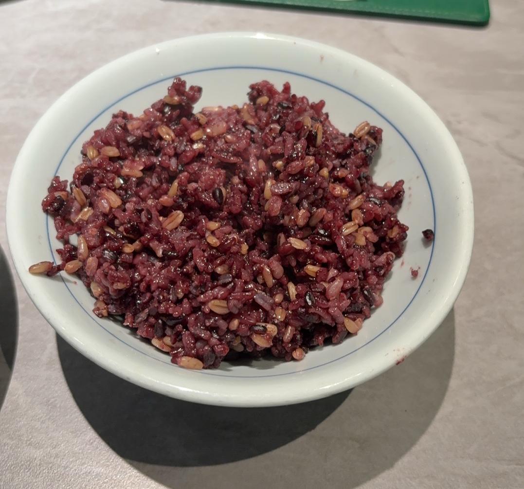 跟风吃了一段时间粗粮，
发现并不是每个人都合适吃粗粮的，
比如说我就吃了消化有点