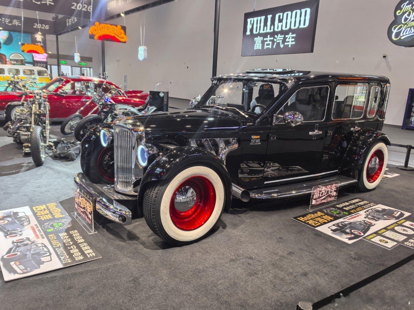 车展新面孔，富古汽车，没毛病啊，有财富才能玩得起古董车。再一看，中间的敞篷跑车有