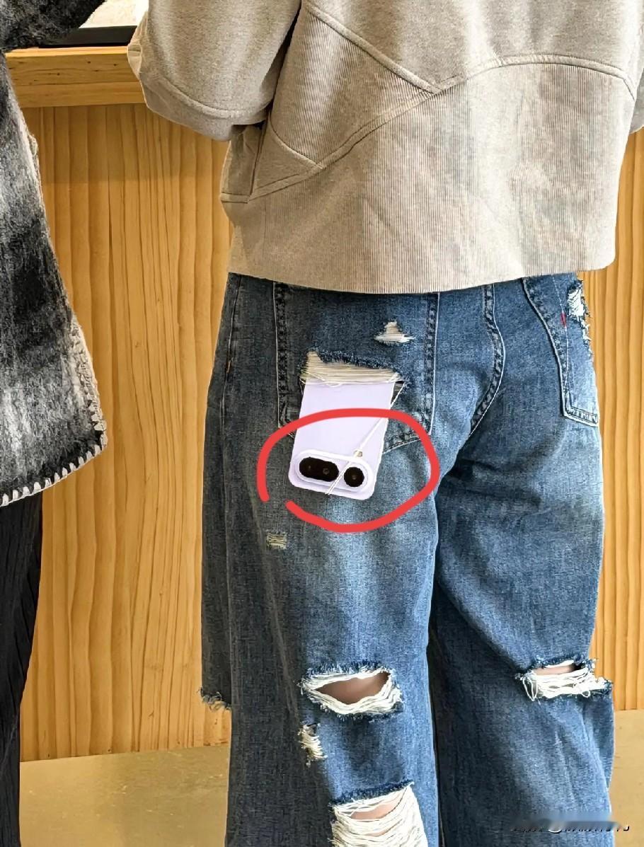 买个奶茶差点把手机丢了… 

幸好还有一根线挂着没掉[捂脸]

“一线生机”原来