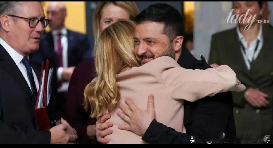 泽连斯基学习马克龙与梅洛尼等热情拥抱接吻过于亲密疑似揩油，因肢体语言形成鲜明反差