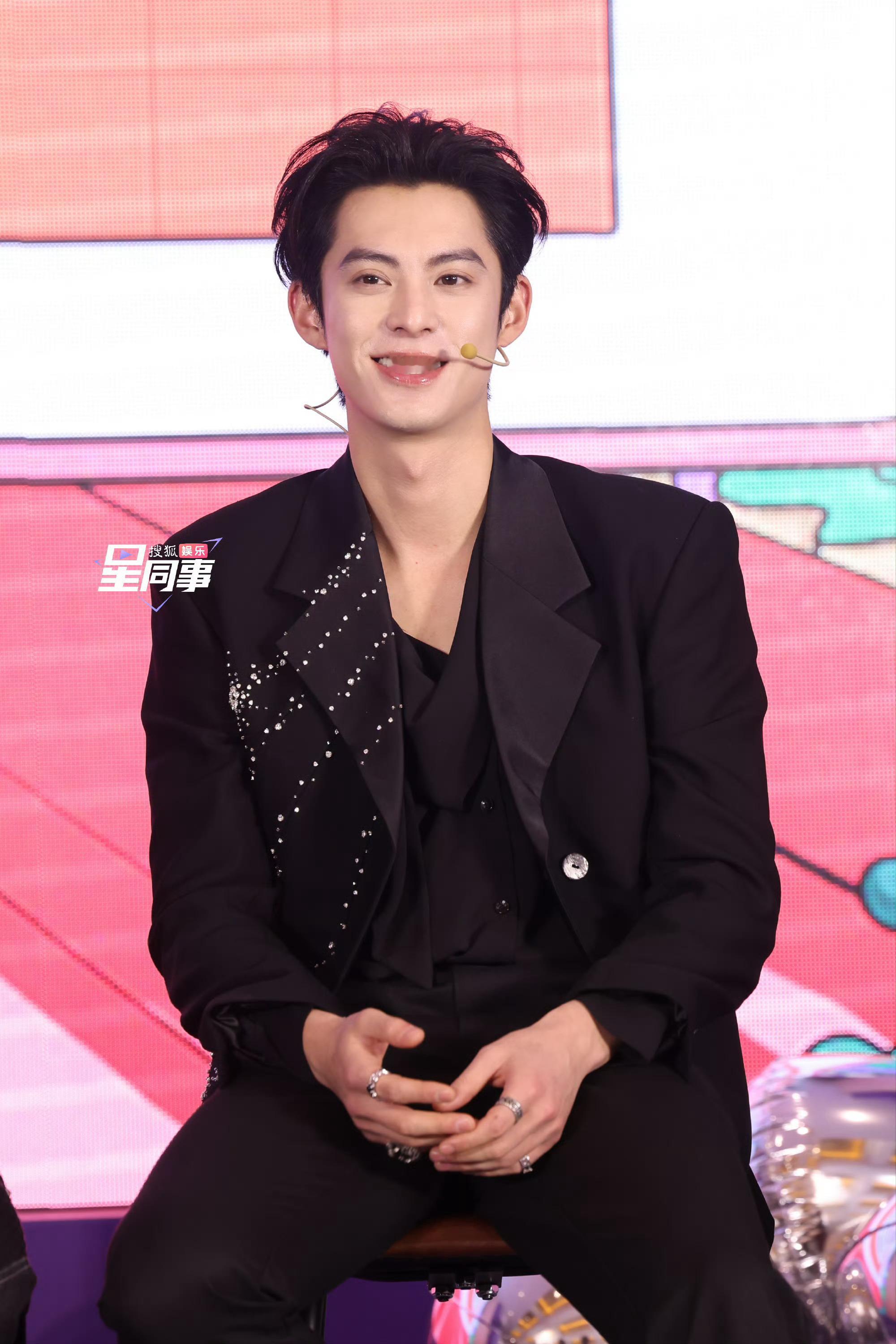 王鹤棣发布会生图王鹤棣新综发布会生图 王鹤棣生图来了，帅得很权威生图状态满分，期