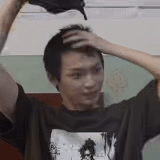 不和蒸煮没穿过高定的ppm说话... 真的好垚鳖... 朋朋妈每天的精神状态 ​