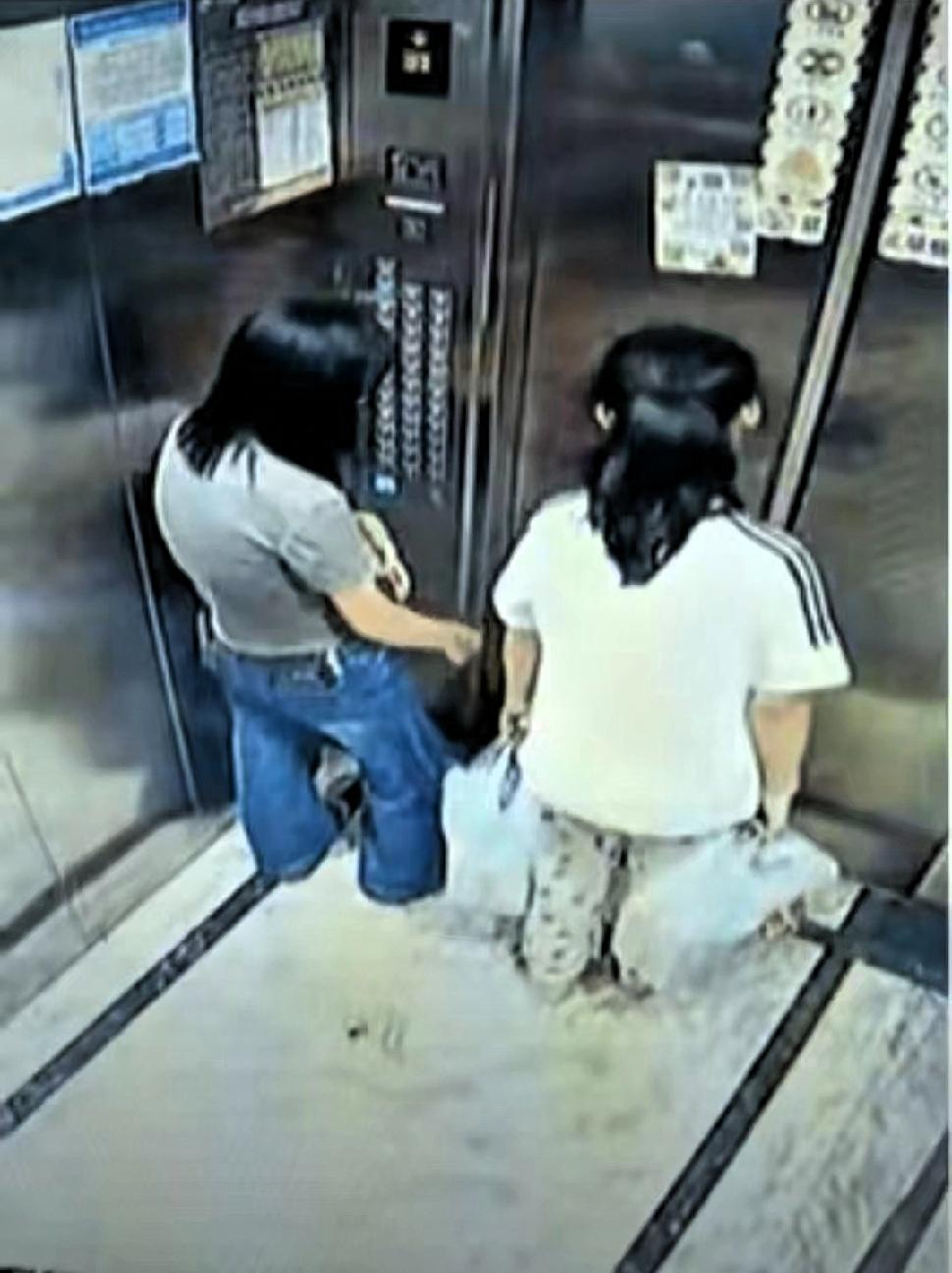 缺德到家了！”安徽一对母女在小区搭电梯回家，电梯上到31楼，当电梯门打开时，女子