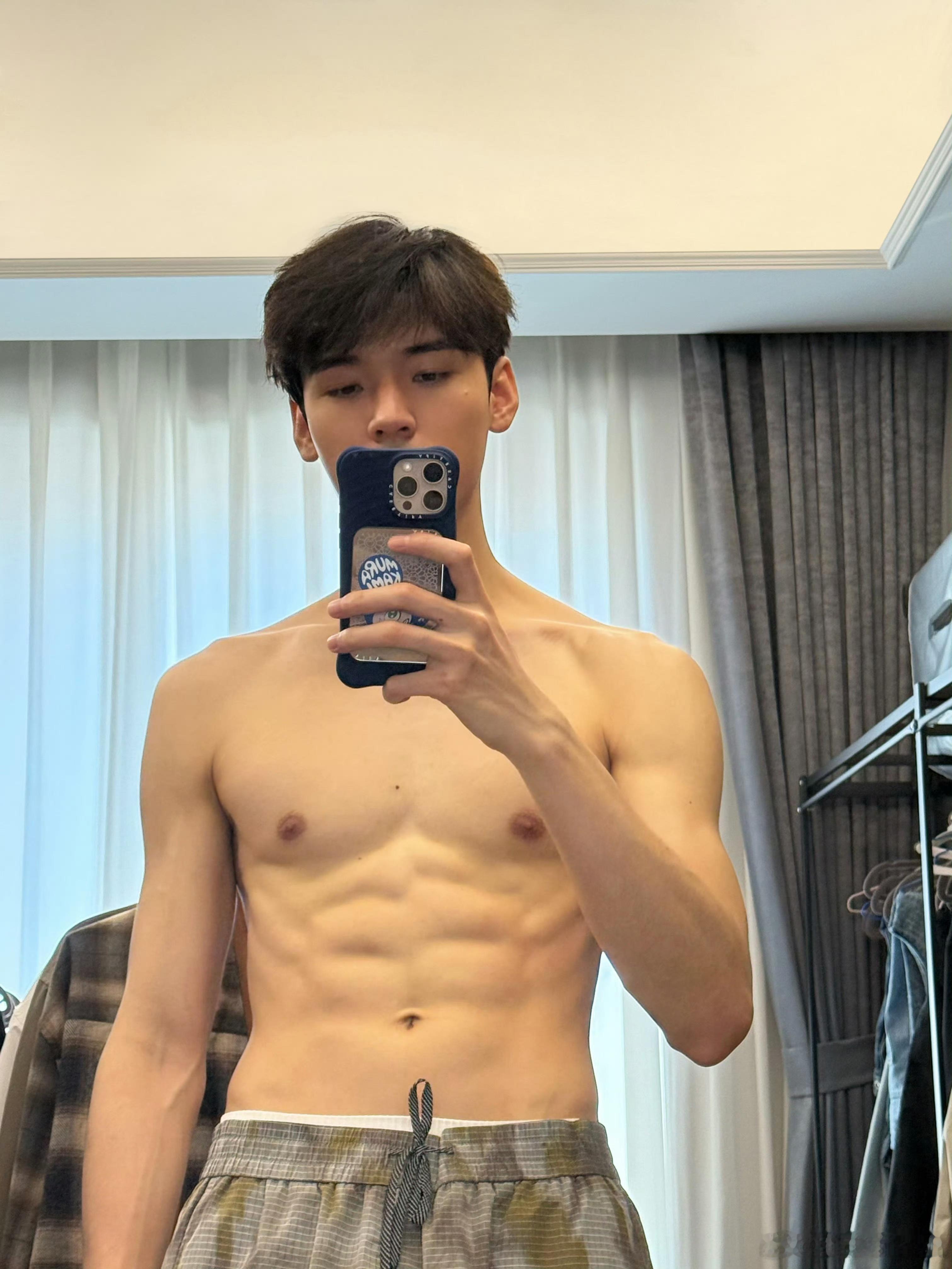 龚俊肯为朕花心思就行龚俊真的太慷慨了吧…从来不藏着掖着，以前就大大方方晒过腹肌，