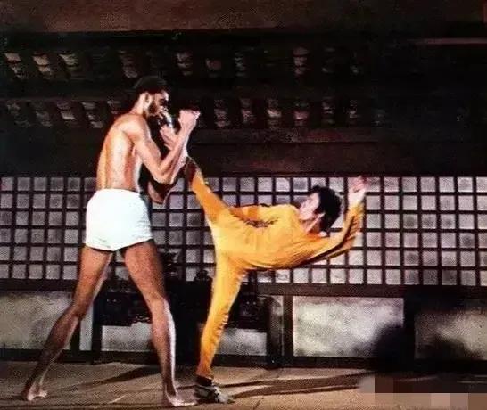 1972 年，李小龙和NBA球星“天勾”贾巴尔在拍摄《死亡游戏》时的留影。“天勾