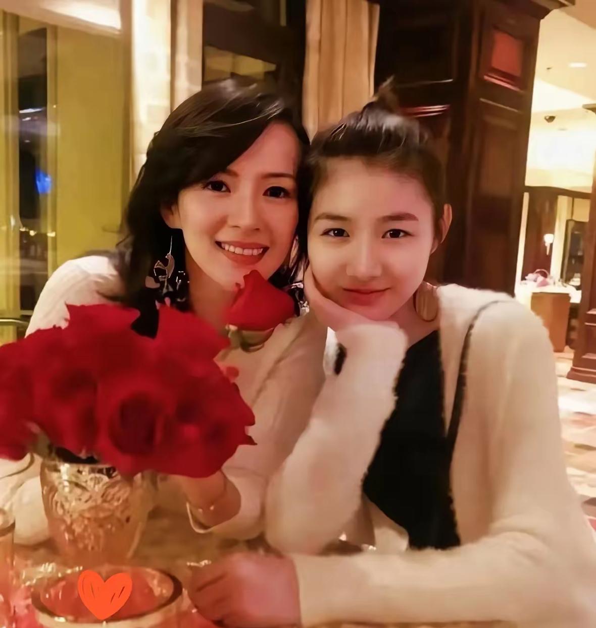 原来不止我一个人好奇！
章子怡和汪峰离婚后
居然没跟小苹果断了联系，反而还常陪着