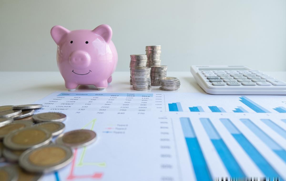 银行工作不再是铁饭碗，20年前的体面，如今成了压垮人的指标。
那时候上班有西装、